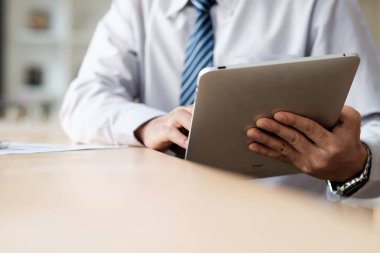 WIF bağlanma tablet kullanarak eller işadamı kadar kapatın