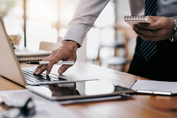 Young Startup Affärsman Tänkande Och Analysera Hyvling Business Strateg — Stockfoto