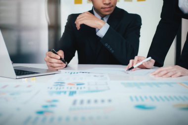 Genç başlatılması işadamları ekip çalışması beyin fırtınası toplantı yatırım görüşmek üzere