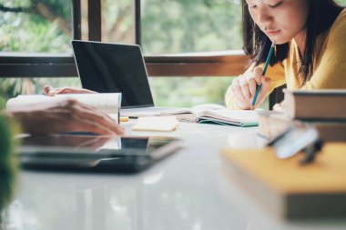 Kitap okuyorum. Eğitim, akademik, öğrenme okuma ve sınav kavramı. Okula dönüş.