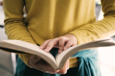 Kitap okuyorum. Eğitim, akademik, öğrenme okuma ve sınav kavramı. Okula dönüş.