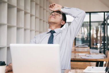 Yorgun ve stresli hissediyor. Çalışkan.