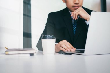 Genç başlangıç işadamı düşünme ve iş strateg planlama analiz