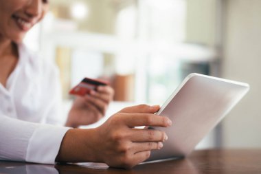 Online alışveriş. Müşteri alışveriş online kredi kartı ile ödeme