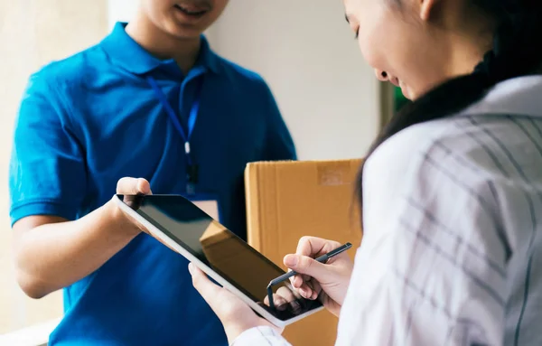 Serviço Entrega Mulher Jovem Anexando Assinatura Telefone Celular Digital Depois — Fotografia de Stock