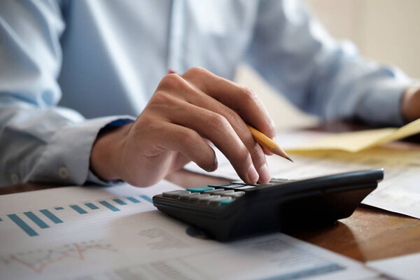 Концепция экономии и инвестиций. Бухгалтер или банкир использовать калькулятор
