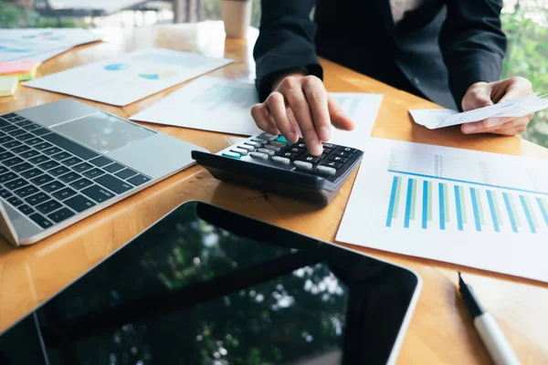 Financiën Opslaan Economie Investering Concept Accountant Bankier Gebruik Rekenmachine — Stockfoto