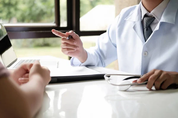 Médico Reconfortante Paciente Consultório — Fotografia de Stock