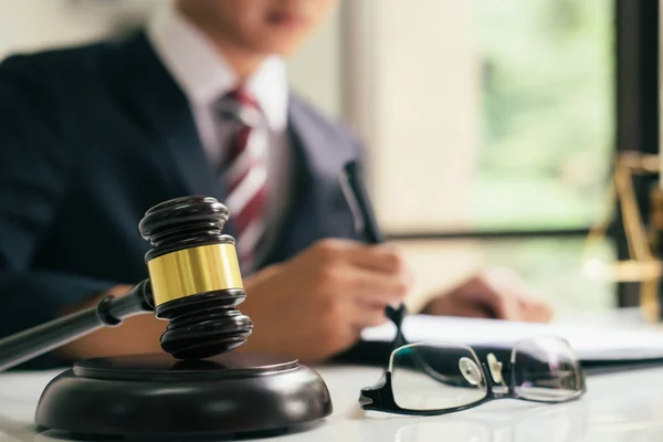 Justiça Direito Concept Male Advogado Escritório Com Escala Latão — Fotografia de Stock