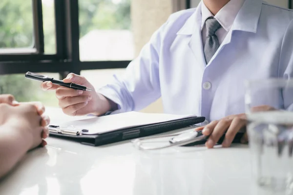 Médico Reconfortante Paciente Consultório — Fotografia de Stock