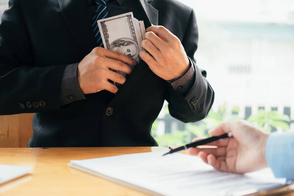 Подкуп и коррупция. Бизнесмен получает деньги
