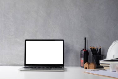 Mockup bilgisayar dizüstü bilgisayar mühendisi çalışma alanının.