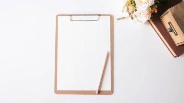 Üstten görünüm boş beyaz kağıt notun. En az düz stil yatıyordu.