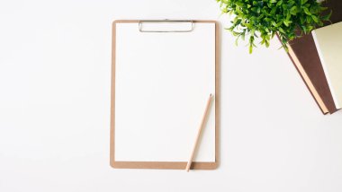 Üstten görünüm boş beyaz kağıt notun. En az düz stil yatıyordu.