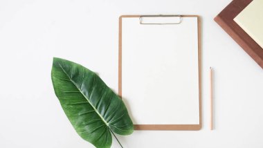 Üstten görünüm boş beyaz kağıt notun. En az düz stil yatıyordu.