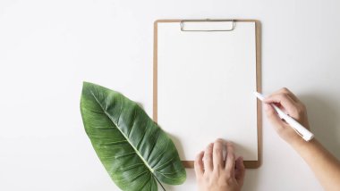 Üstten görünüm boş beyaz kağıt notun. En az düz stil yatıyordu.