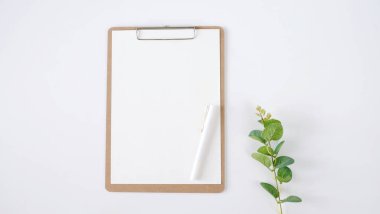 Üstten görünüm boş beyaz kağıt notun. En az düz stil yatıyordu.