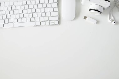 Beyaz ofis malzeme beyaz çalışma tablosu üzerinde kopya alanı TOPVIEW. 