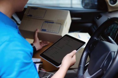 Hizmet, e-posta ve lojistik Concept.Young teslim teslimat kontrol müşteri listesi adamım