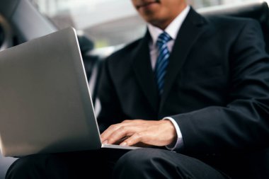 Onun laptop çalışma ve arabada otururken Evet genç işadamı