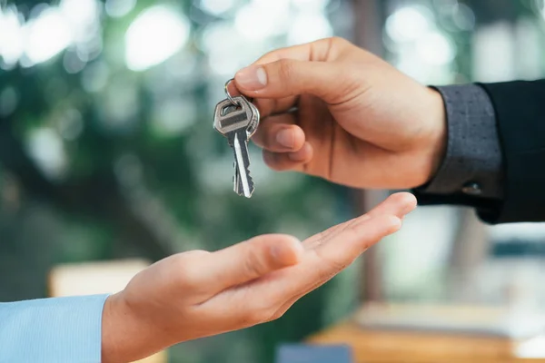 Fastighetsmäklare Bostadshyresavtal Erbjudande Köp Hus Uthyrning Fastigheter Erbjuda Demonstration Handing — Stockfoto