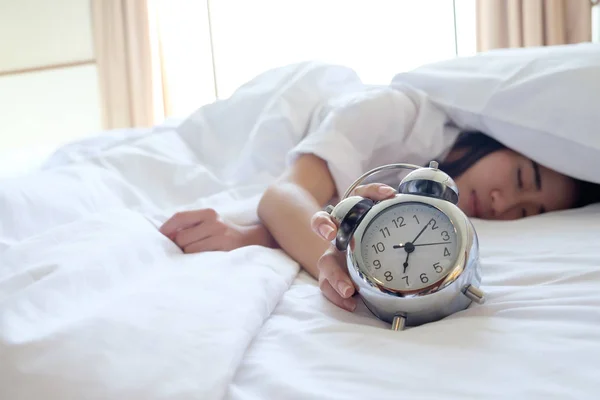Femeie Pat Încercând Trezească Ceas Deşteptător — Fotografie, imagine de stoc