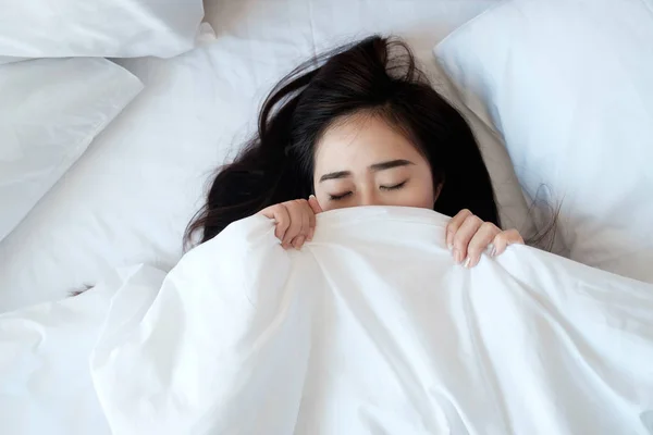 Jovem Bela Mulher Dormindo Sua Cama Relaxante Pela Manhã — Fotografia de Stock