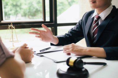 Avukatlar müvekkillere yasal tavsiyelerde bulunuyor. Adalet ve avukat kavramı