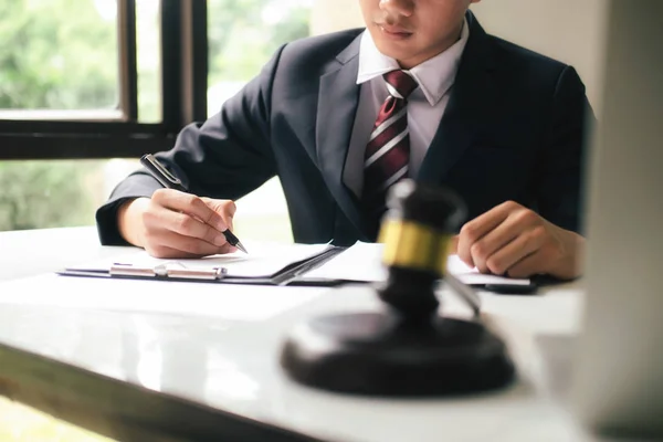 Justicia Concepto Bufete Abogados Abogado Masculino Oficina Con Escala Latón — Foto de Stock