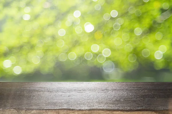 Mesa Vazia Para Produto Atual Com Bokeh Verde Fora Foco — Fotografia de Stock