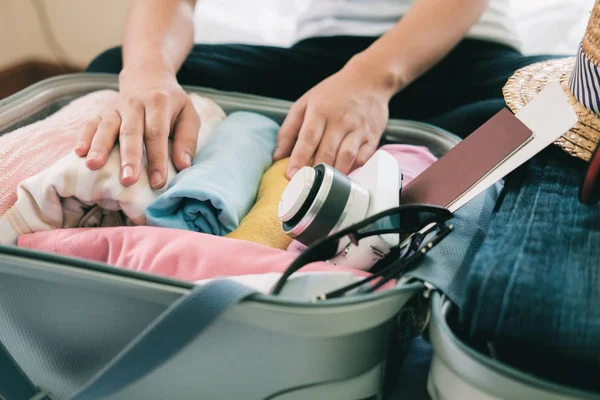 Vorbereitung Auf Urlaub Oder Reise Seine Kleider Und Sachen Einen — Stockfoto