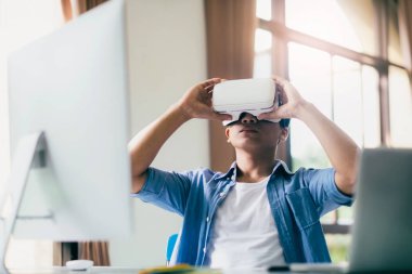 Genç programcı veya yazılım geliştiricisi sanal gerçeklik gözlüklü 3d oyun ve uygulama test için. Teknoloji ve yazılım geliştirme kavramı.