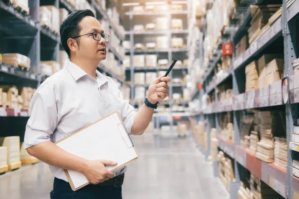 Velkoobchod Logistika Obchod Export Lidé Koncepce Man Sklad Pracovník Kontroly — Stock fotografie