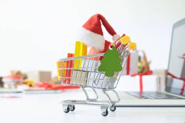 Noel alışveriş online. Alışveriş sepeti ve alışveriş çantası ve hediye kutusu