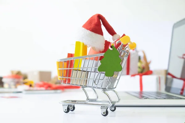 圣诞节购物在线 购物车和购物袋和礼品盒 — 图库照片