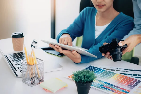 Foto Artista Desginador Gráfico Están Trabajando Creativo Seleccionar Imágenes Cámara —  Fotos de Stock