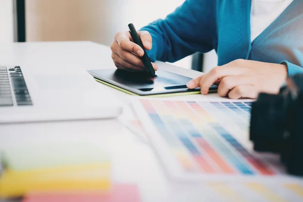 Foto Artista Desginador Gráfico Están Trabajando Creativo Seleccionar Imágenes Cámara —  Fotos de Stock