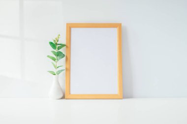 Portre fotoğraf çerçevesi yeşil bitki masada, ev dekorasyon ile alay.