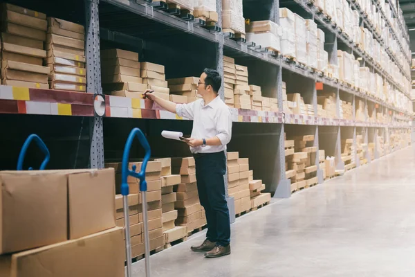 Großhandel Logistik Geschäfts Export Und Personenkonzept Mann Lagerarbeiter Überprüft Waren — Stockfoto