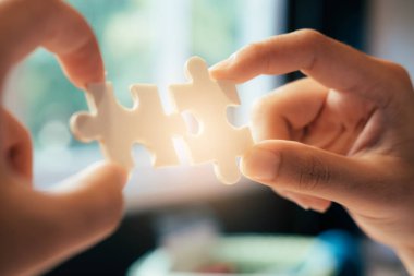 İşadamı el bağlantı parçalı bulmaca. İş çözümleri, başarı ve strateji ve ekip çalışması kavramı
