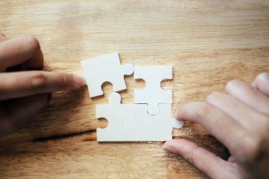 İşadamı el bağlantı parçalı bulmaca. İş çözümleri, başarı ve strateji ve ekip çalışması kavramı