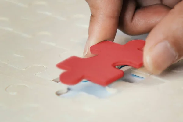 Zakenman Hand Puzzel Aansluitende Bedrijfsoplossingen Succes Strategie Concept — Stockfoto