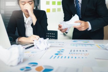 İş ortağı ve ciddi tartışma suçlamaya takım çalışması. Meslektaşları iddia yatırım belgeyle ilgili çakışma iş yerinde, çeşitli iş arkadaşları hakkında hata PaperWork tartışmakta sahip katılmıyorum.