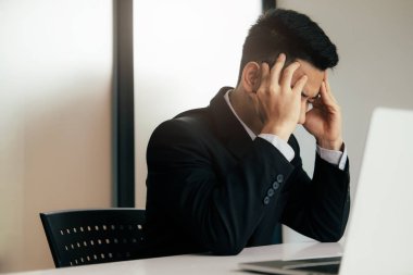 Stresli aşırı iş yükü iş adamı ofiste.