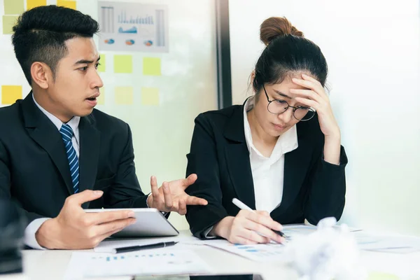 Geschäftliches Teamwork Schuldzuweisungen Den Partner Und Ernsthafte Diskussionen Kollegen Streiten — Stockfoto