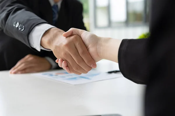 Geschäftsleute Handschlag Erfolgreiche Geschäftsleute Beim Händeschütteln Nach Einem Guten Geschäft — Stockfoto