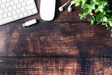 Çalışma masaüstü kablosuz klavye, birden parlamak götürmek ve ahşap arka plan üzerinde fare ile boşaltmak. 