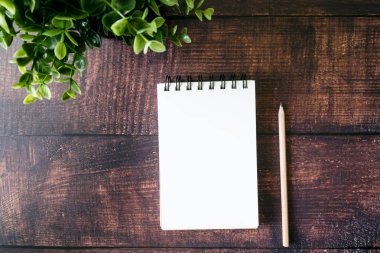 Ahşap masa üstünde boş defter. Boşaltmak ve yaratıcı metin için arka plan. 