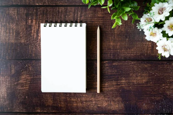 Ahşap masa üstünde boş defter. Boşaltmak ve yaratıcı metin için arka plan. 