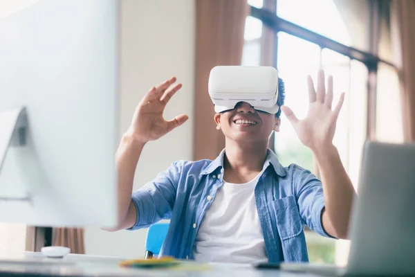 Junger Programmierer Oder Softwareentwickler Mit Virtual Reality Brille Zum Testen — Stockfoto